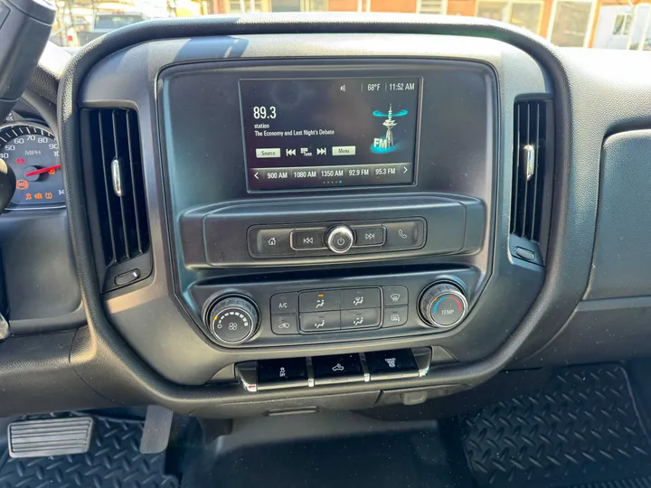 WHITE, 2018 CHEVROLET SILVERADO 2500 HD DOUBLE CAB Image 19