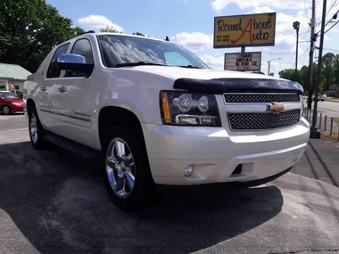 WHITE, 2013 CHEVROLET AVALANCHE Image 