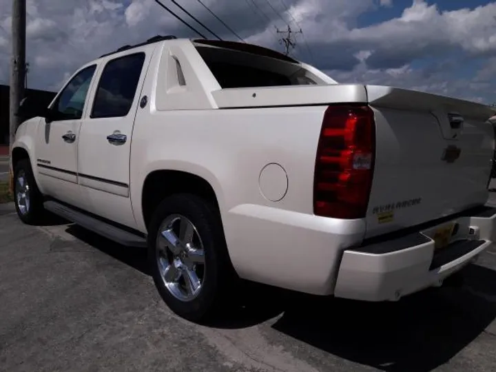 WHITE, 2013 CHEVROLET AVALANCHE Image 2