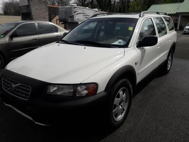 WHITE, 2002 VOLVO V70 XC Image 1