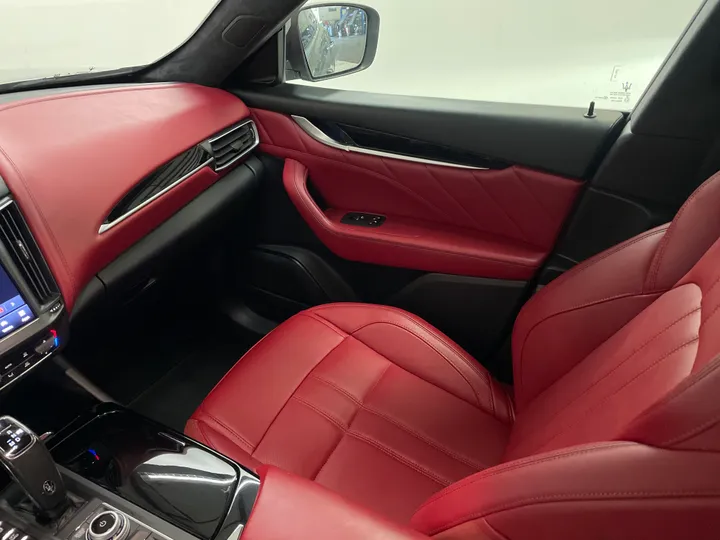 GRAY, 2022 MASERATI LEVANTE Image 11