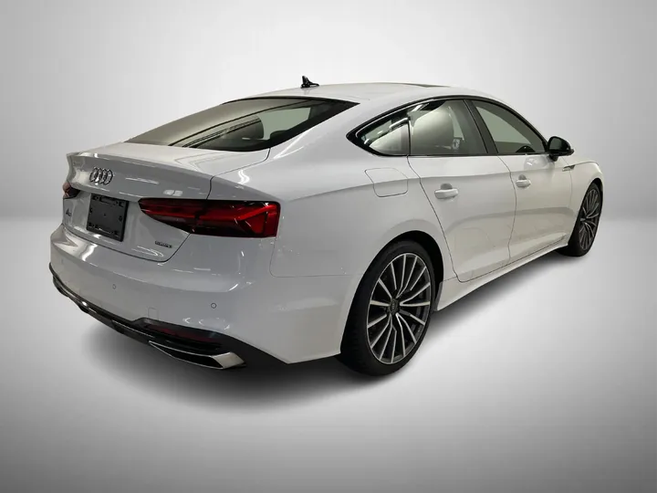 WHITE, 2022 AUDI A5/PREMIUM PLUS/UPGRADED SPORT WHEELS/BLACK OPTIC PKG Image 4
