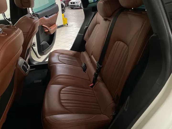 WHITE, 2021 MASERATI LEVANTE Image 20