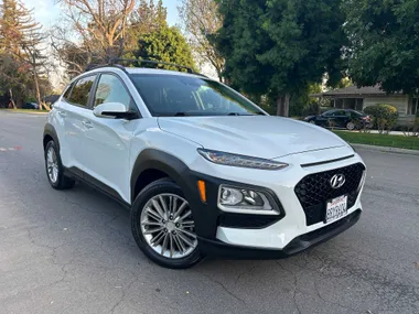 WHITE, 2020 HYUNDAI KONA SEL Image 