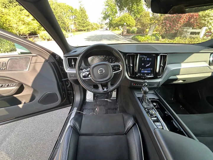 BLACK, 2019 VOLVO XC60 Image 14