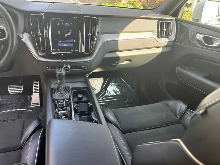 BLACK, 2019 VOLVO XC60 Image 16