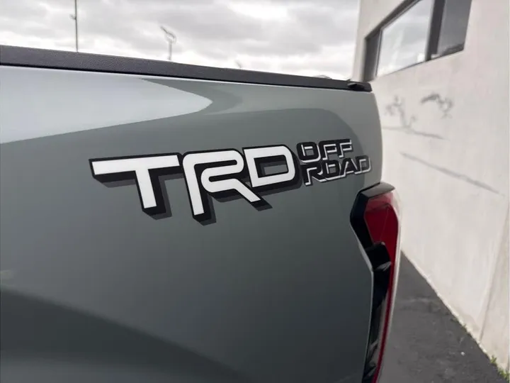 GRAY, 2022 TOYOTA TUNDRA CREWMAX Image 10