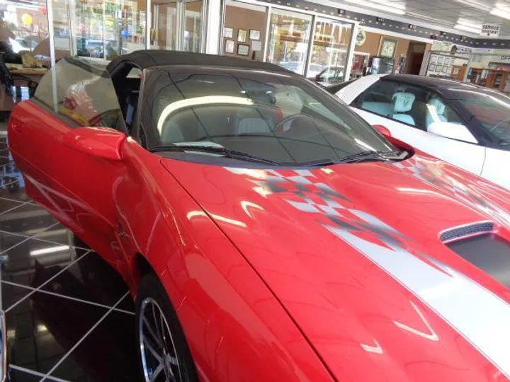 RED, 2002 CHEVROLET CAMARO Image 5