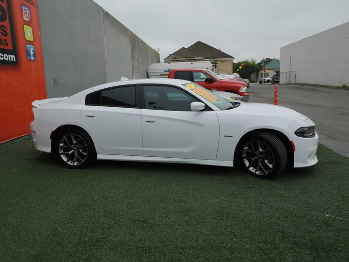 WHITE, 2019 DODGE CHARGER R/T Image 3