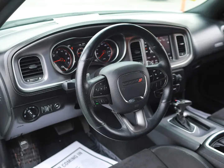 WHITE, 2019 DODGE CHARGER R/T Image 25