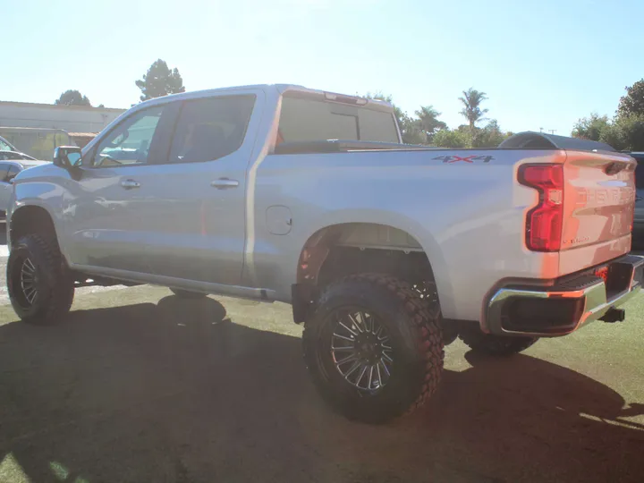 SILVER, 2022 CHEVROLET SILVERADO LT Image 4