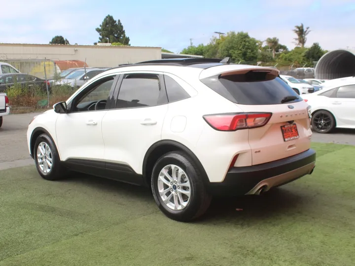 WHITE, 2020 FORD ESCAPE SE Image 4