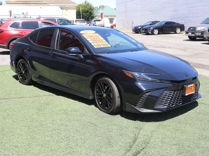 BLACK, 2025 TOYOTA CAMRY SE Image 4