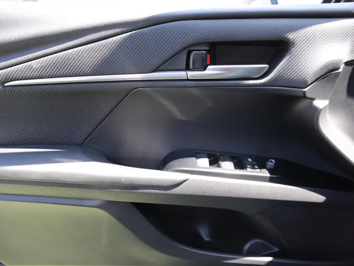BLACK, 2025 TOYOTA CAMRY SE Image 19