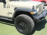 TAN, 2020 JEEP GLADIATOR SPORT Thumnail Image 3