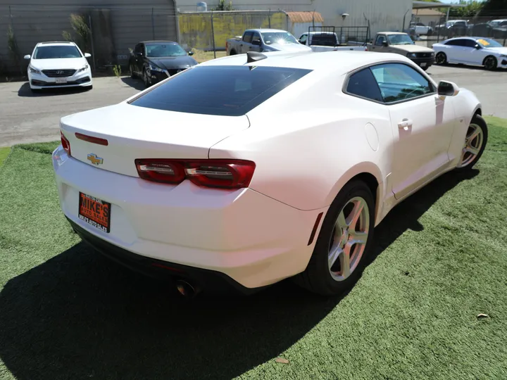 WHITE, 2020 CHEVROLET CAMARO LT Image 7