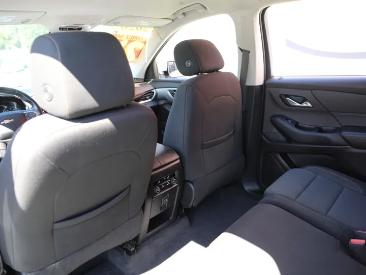 SILVER, 2020 CHEVROLET TRAVERSE LT Image 22