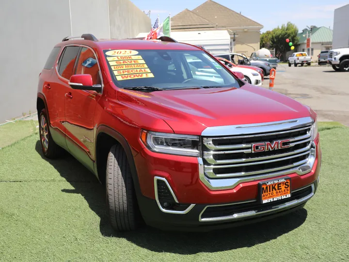 RED, 2023 GMC ACADIA SLT Image 3