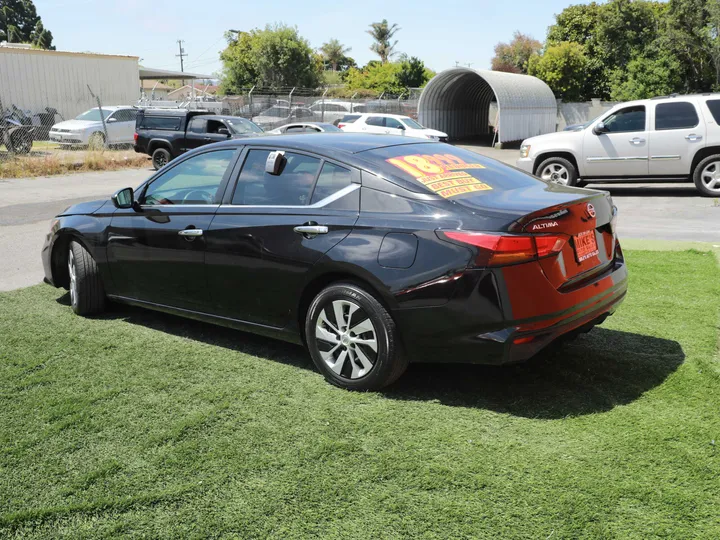 BLACK, 2021 NISSAN ALTIMA S Image 10