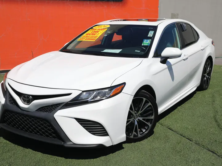 WHITE, 2020 TOYOTA CAMRY SE Image 2