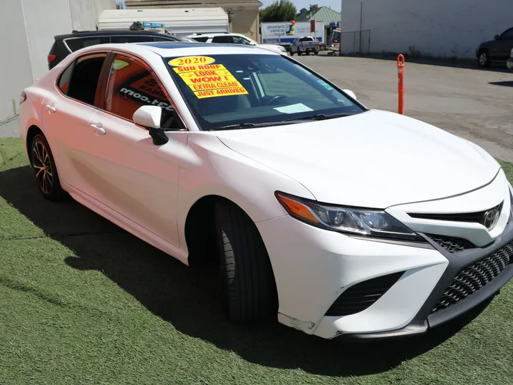 WHITE, 2020 TOYOTA CAMRY SE Image 4