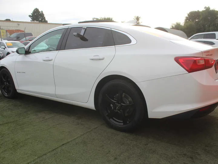 WHITE, 2018 CHEVROLET MALIBU LT Image 4