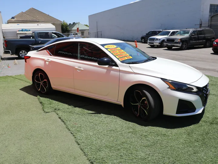 WHITE, 2023 NISSAN ALTIMA SR Image 4