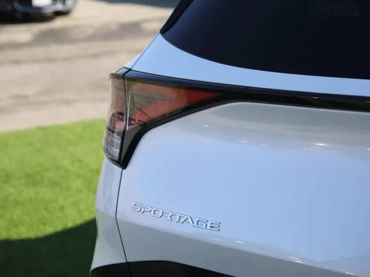 WHITE, 2023 KIA SPORTAGE LX Image 8
