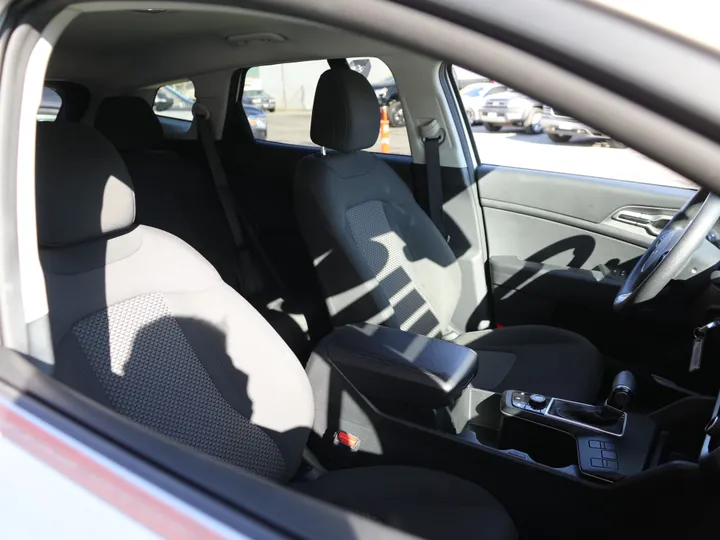 WHITE, 2023 KIA SPORTAGE LX Image 32