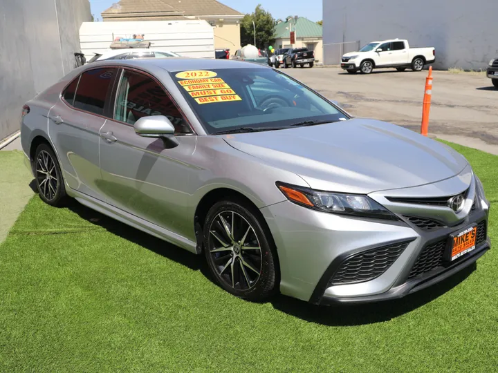 SILVER, 2022 TOYOTA CAMRY SE Image 4
