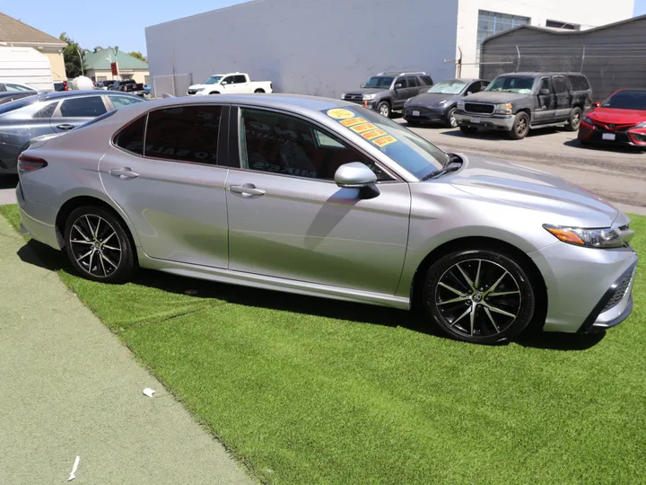 SILVER, 2022 TOYOTA CAMRY SE Image 5