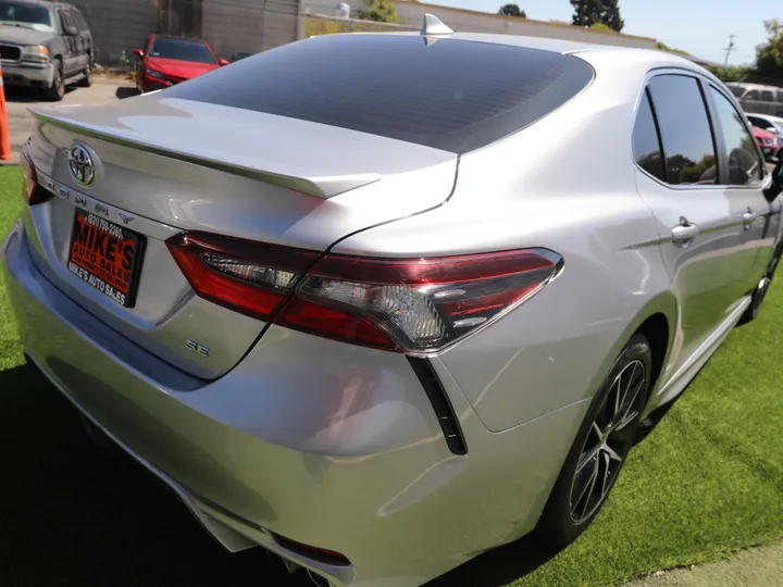 SILVER, 2022 TOYOTA CAMRY SE Image 6
