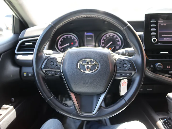 SILVER, 2022 TOYOTA CAMRY SE Image 17