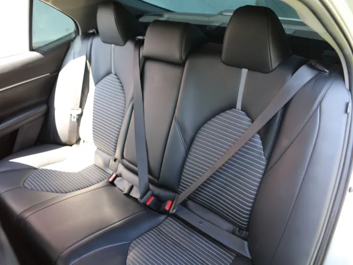 SILVER, 2022 TOYOTA CAMRY SE Image 24