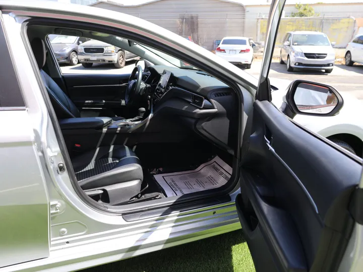 SILVER, 2022 TOYOTA CAMRY SE Image 28