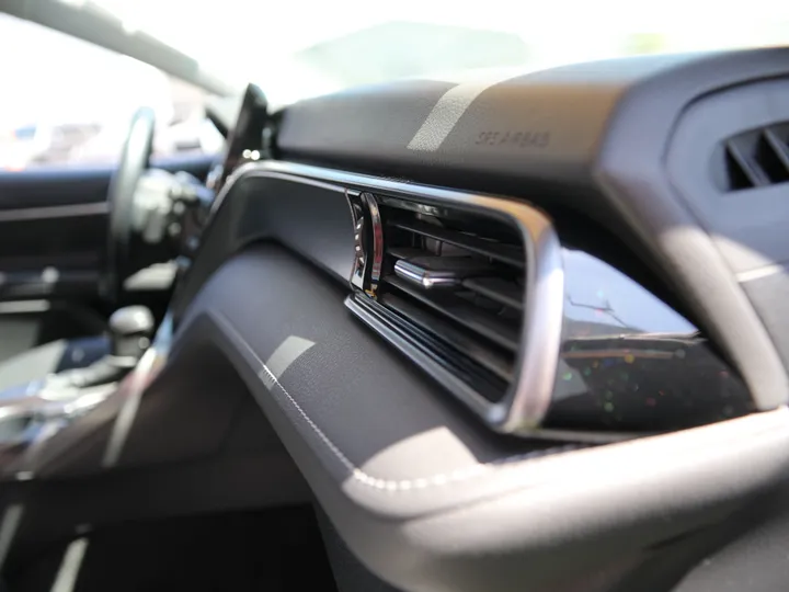 SILVER, 2022 TOYOTA CAMRY SE Image 30