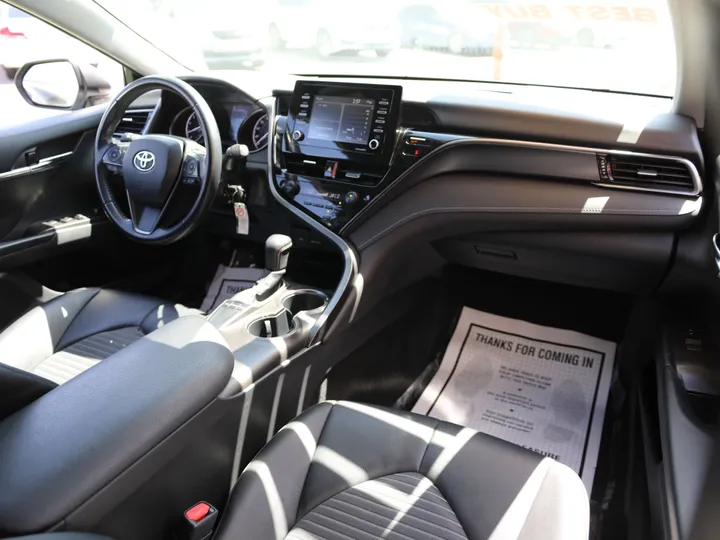 SILVER, 2022 TOYOTA CAMRY SE Image 31