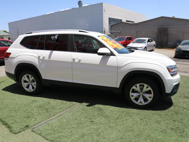 WHITE, 2019 VOLKSWAGEN ATLAS SE Image 6