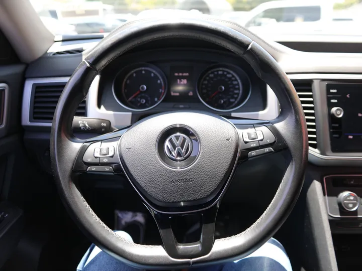 WHITE, 2019 VOLKSWAGEN ATLAS SE Image 18