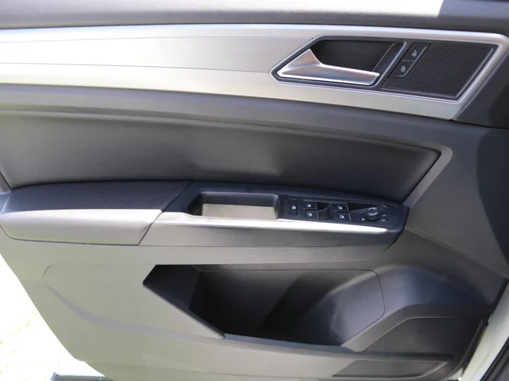 WHITE, 2019 VOLKSWAGEN ATLAS SE Image 20