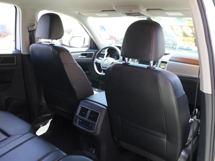 WHITE, 2019 VOLKSWAGEN ATLAS SE Image 29
