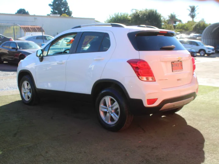 WHITE, 2021 CHEVROLET TRAX LT Image 4