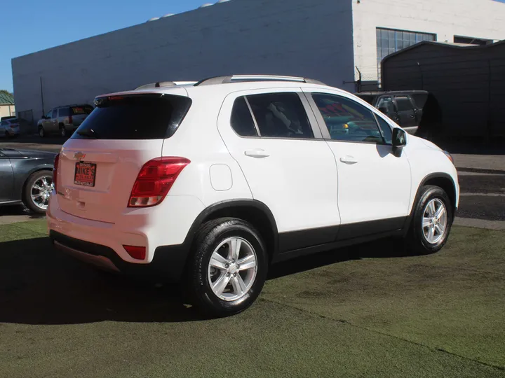 WHITE, 2021 CHEVROLET TRAX LT Image 6