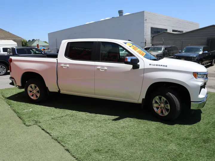 WHITE, 2023 CHEVROLET SILVERADO LT Image 4