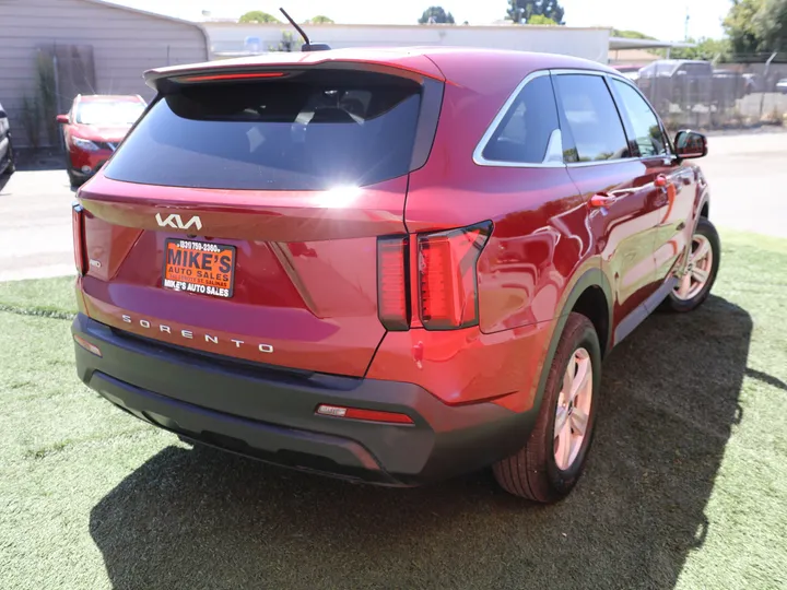 RED, 2022 KIA SORENTO LX Image 6