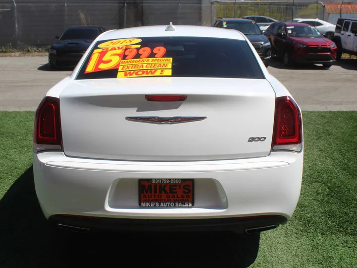 WHITE, 2018 CHRYSLER 300 TOURING Image 5