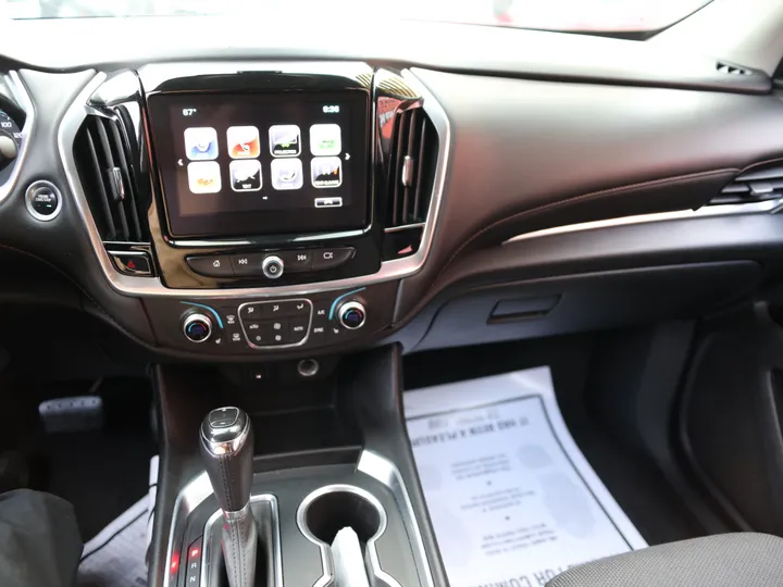 WHITE, 2019 CHEVROLET TRAVERSE LT Image 18