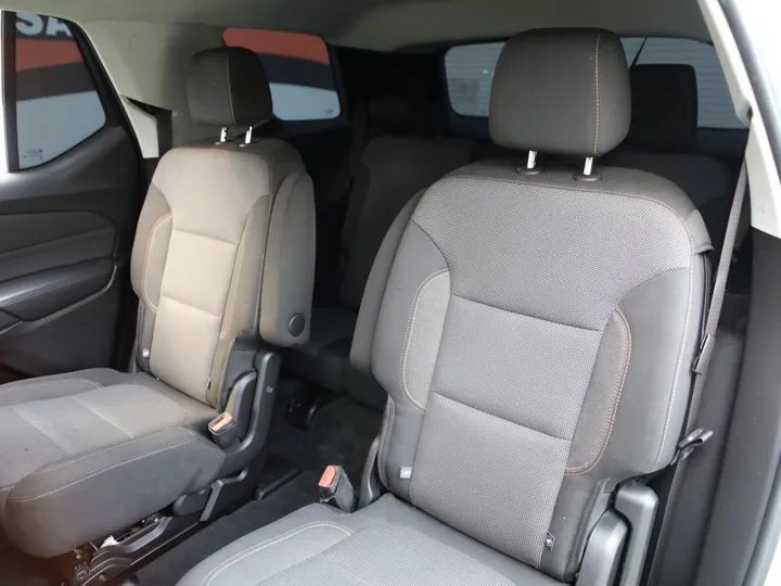 WHITE, 2019 CHEVROLET TRAVERSE LT Image 25