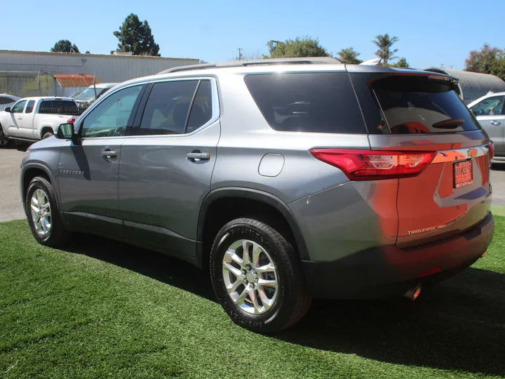 GRAY, 2021 CHEVROLET TRAVERSE LT Image 4