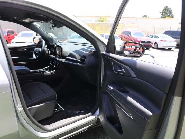 GRAY, 2025 CHEVROLET TRAVERSE LT Image 29